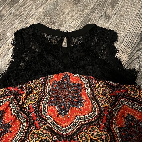 Kut knee length dress size 4 lace shoulders gently used - Picture 7 of 7